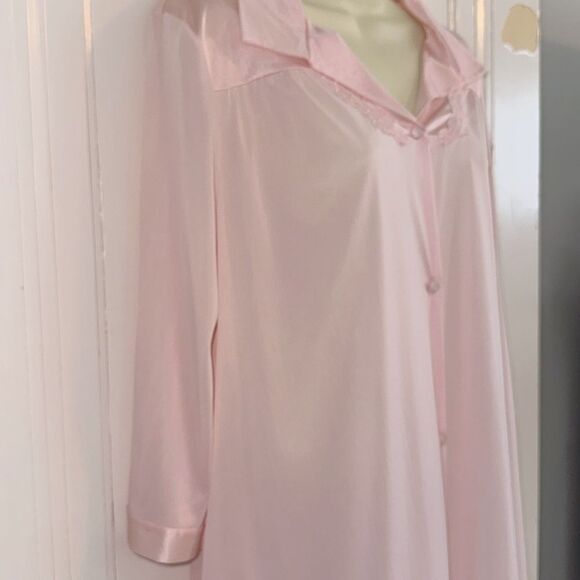 Vanity Fair Pink Nylon Short Robe  with 3/4 sleeves with Floral embellishments - Picture 5 of 8